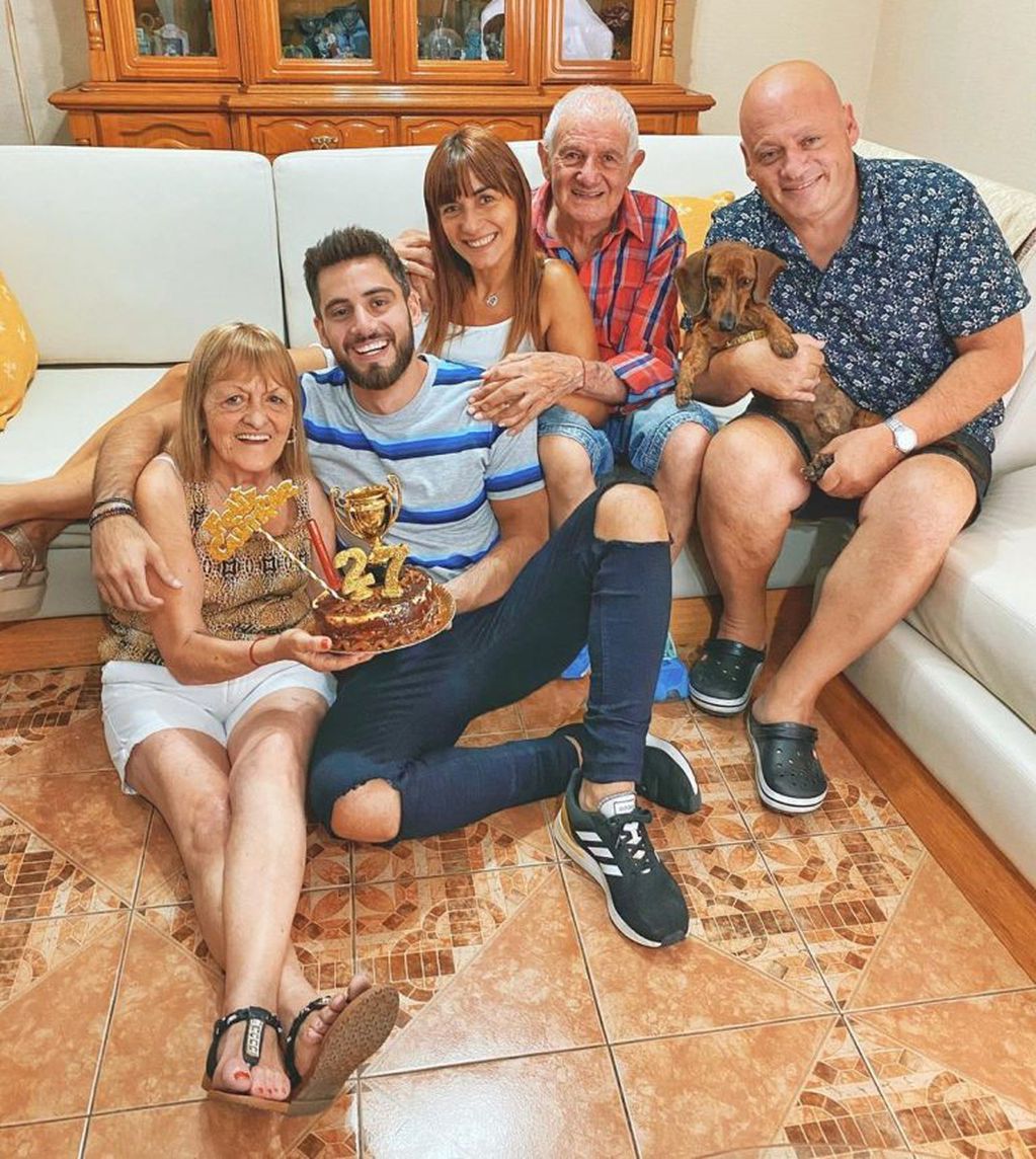 Nico Occhiato junto a sus papás y a sus abuelos (Foto: Instagram/ @nicoocchiato)