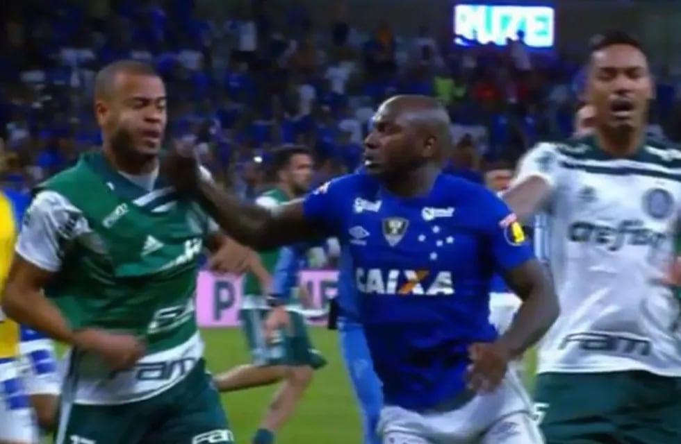 Batalla campal entre futbolistas de Cruzeiro y Palmeiras al término de una de las semifinales de la Copa de Brasil.