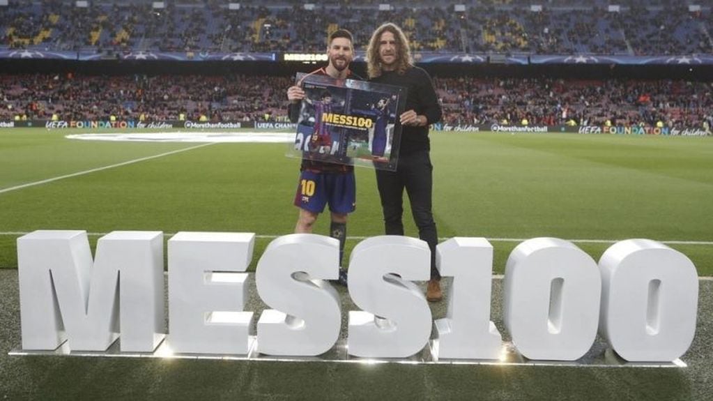 El homenaje a Lionel Messi en la previa al encuentro con Roma. Foto: DPA.