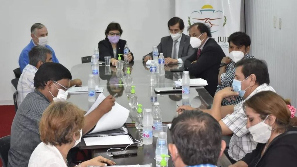 La dirigencia de la docencia de nivel primario y secundario de Jujuy, en diálogo con los ministros del Poder Ejecutivo designados para llevar adelante las negociaciones paritarias.