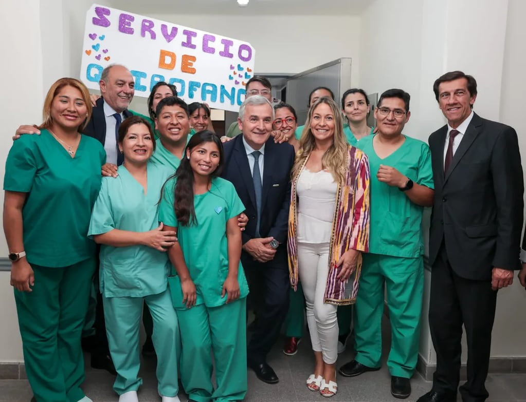 El gobernador Morales y los ministros Antonio Buljubasich y Carlos Sadir recorrieron las instalaciones de la maternidad de Alto Comedero y saludaron al personal de la nueva unidad.