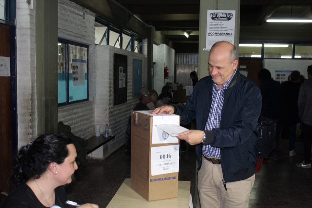 Mariano Uset emite su voto en las PASO