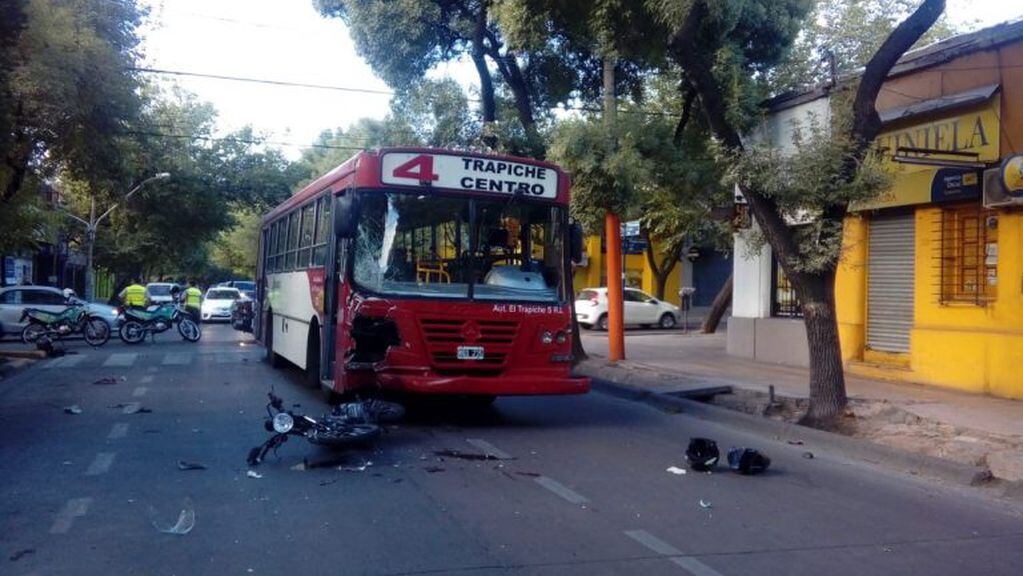 Según testigos, el motociclista habría cruzado el semáforo en rojo.