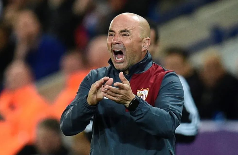 Sevilla's Argentinian coach Jorge Sampaoli shouts on the touchline during the UEFA Champions League round of 16 second leg football match between Leicester City and Sevilla at the King Power Stadium on March 14, 2017. / AFP PHOTO / Oli SCARFF inglaterra j