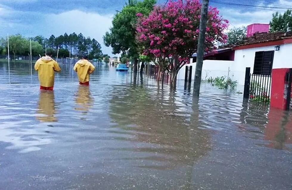 El agua irrumpió en el casco céntrico de la localidad del sudeste provincial.