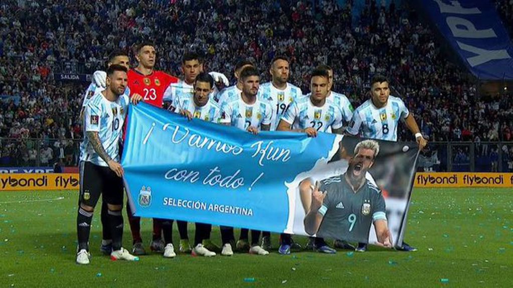 Apenas se supo la noticia de la arritmia del Kun, la selección argentina le hizo un homenaje al delantero. Foto Gentileza.