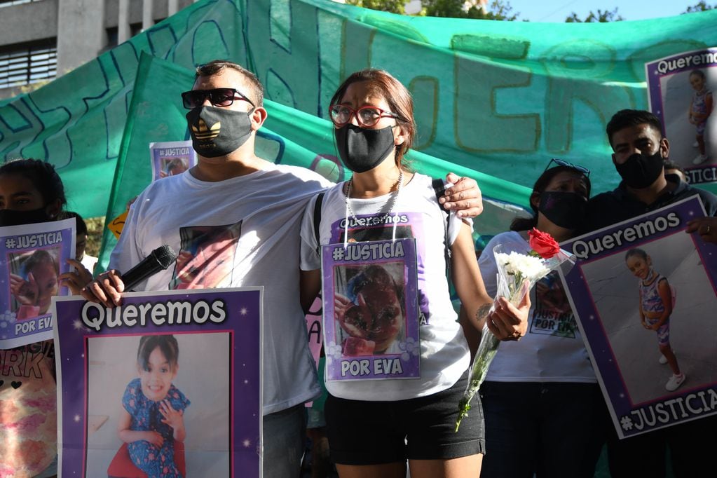 En el Kilómetro 0 de Ciudad marcharon para pedir justicia por Evangelina Quiroz Alfaro, la nena que murió al ser atropellada en el barrio San Martín de Ciudad.