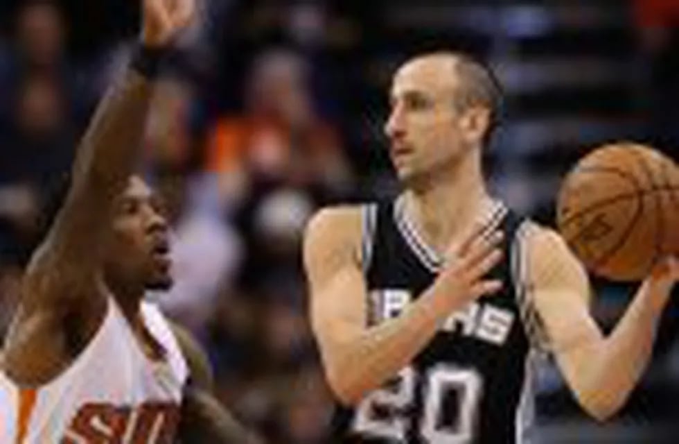 PHOENIX, AZ - DECEMBER 15: Manu Ginobili #20 of the San Antonio Spurs looks to pass around Eric Bledsoe #2 of the Phoenix Suns during the first half of the NBA game at Talking Stick Resort Arena on December 15, 2016 in Phoenix, Arizona. NOTE TO USER: User expressly acknowledges and agrees that, by downloading and or using this photograph, User is consenting to the terms and conditions of the Getty Images License Agreement.   Christian Petersen/Getty Images/AFPn== FOR NEWSPAPERS, INTERNET, TELCOS & TELEVISION USE ONLY ==