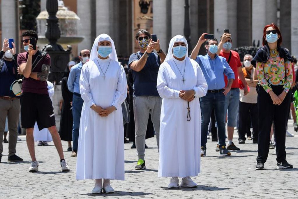 La nueva realidad con tapaboca para escuchar la misa de Francisco (Foto: Andreas SOLARO / AFP)