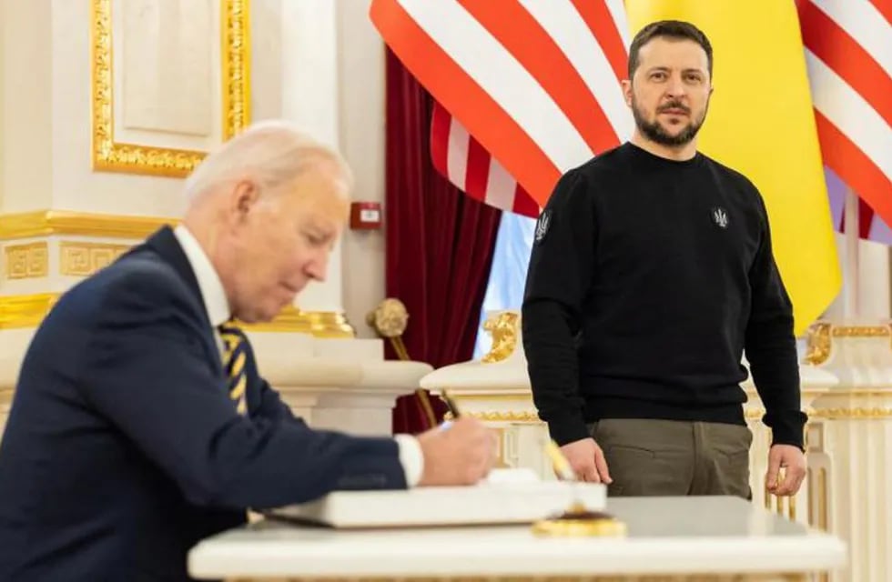 Joe Biden y Volodimir Zelenski, presidentes de Estados Unidos y Ucrania respectivamente, durante la visita de Biden a Kiev este lunes 20 de febrero de 2023.