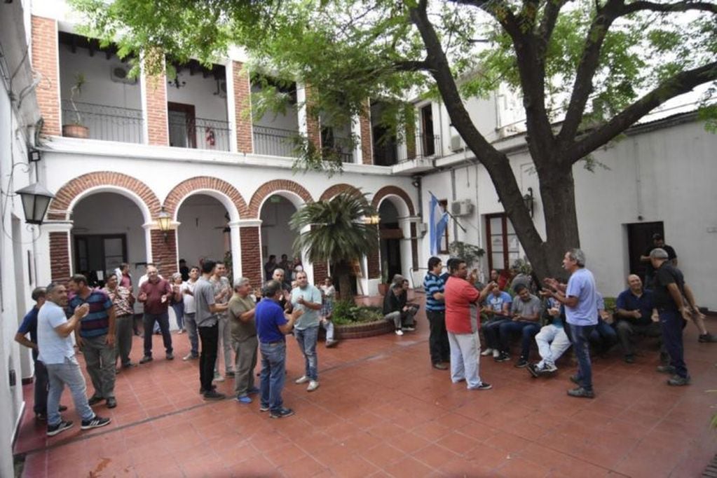 Taxistas celebrando el despacho de la Comisión de Transporte del HCD de San Luis. Foto: El Diario de la República.