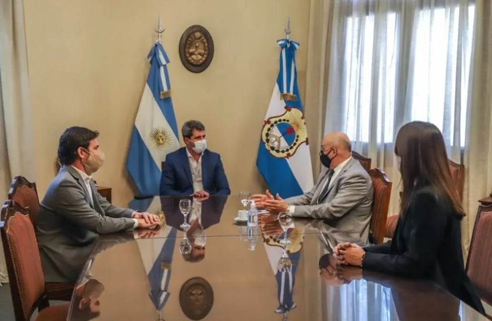 El gobernador Sergio Uñac, junto a Roberto Correa, quién estará a cargo de la empresa estatal.