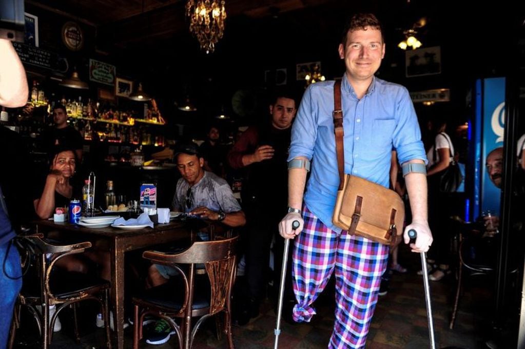 Christoffer Persson, el turista sueco que perdió una pierna tras ser baleado en un robo.  (Gentileza Clarín. Fotos: Rubén Digilio)