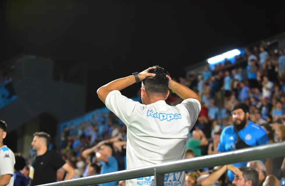 En Alberdi nadie lo puede creer. Lucas Passerini dispuso de varias chances muy concretas, pero Belgrano volvió a perder (Nicolás Bravo / La Voz).