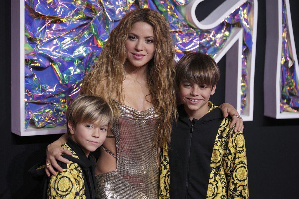 Shakira y sus hijos Milan y Sasha en los MTV Video Music Awards 2023 (EFE)
