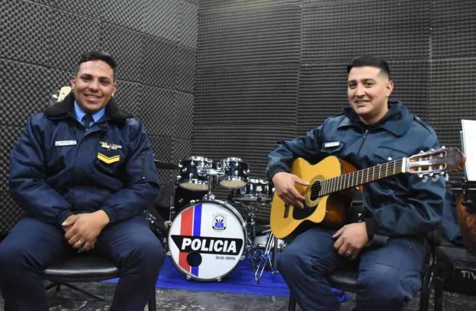 Fabio Lemos y Fabricio Ibazeta, policías de la División Banda de música que se volvieron virales