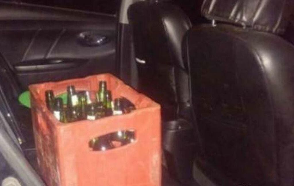 En el interior del auto de Lucas Fernández, auxiliar de la Oficina Fiscal de Santa Rosa, encontraron envases de bebidas con alcohol.