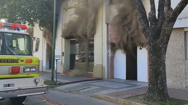 Feroz incendio en una vivienda de calle Las Heras