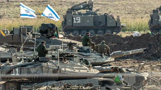 Las fuerzas israelíes se reúnen a lo largo de la frontera con Gaza