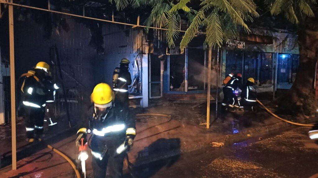 Un voraz incendio afectó a dos locales comerciales en Puerto Iguazú