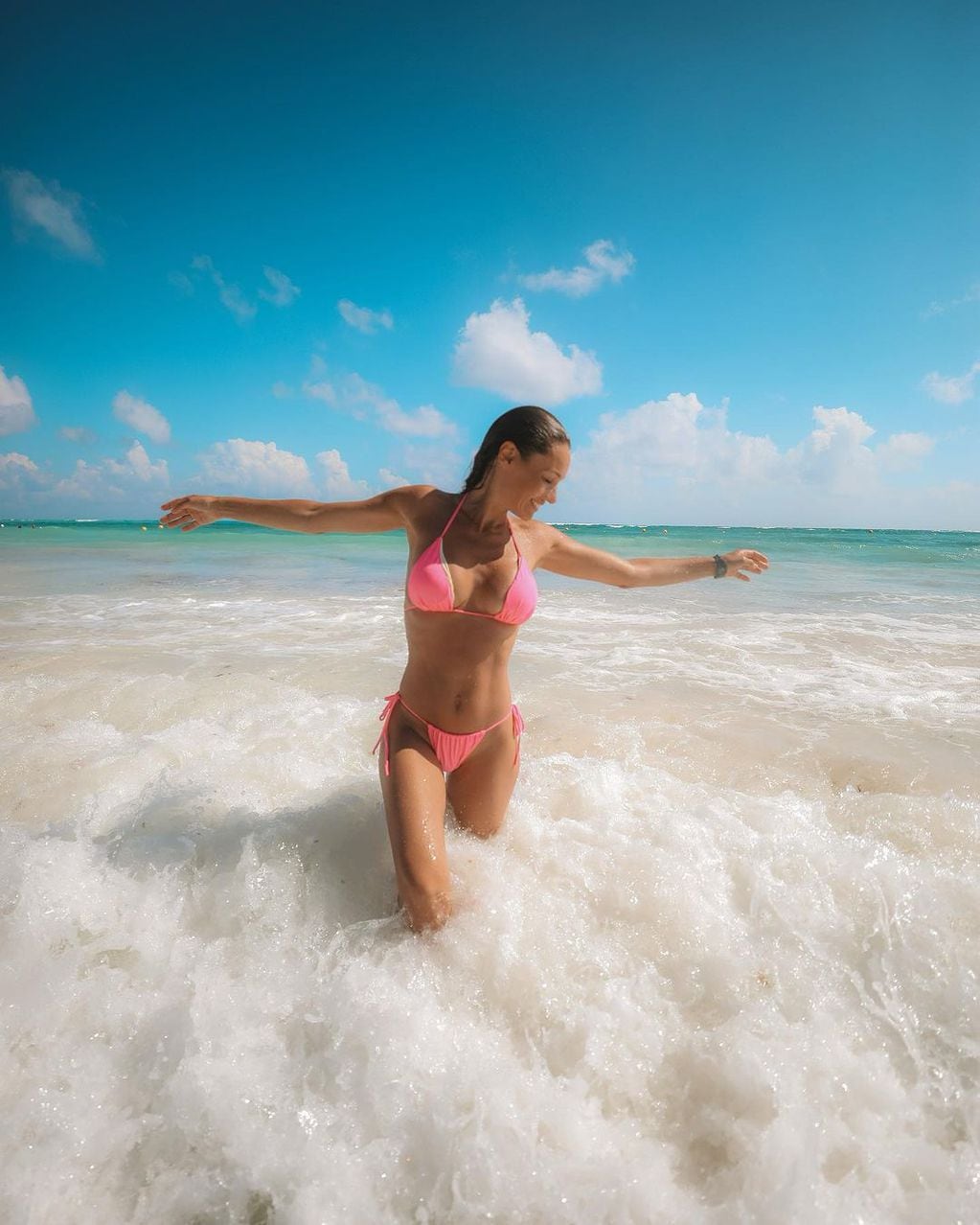 Pampita lució una bikini total pink ultra xxs y paralizó las playas de México