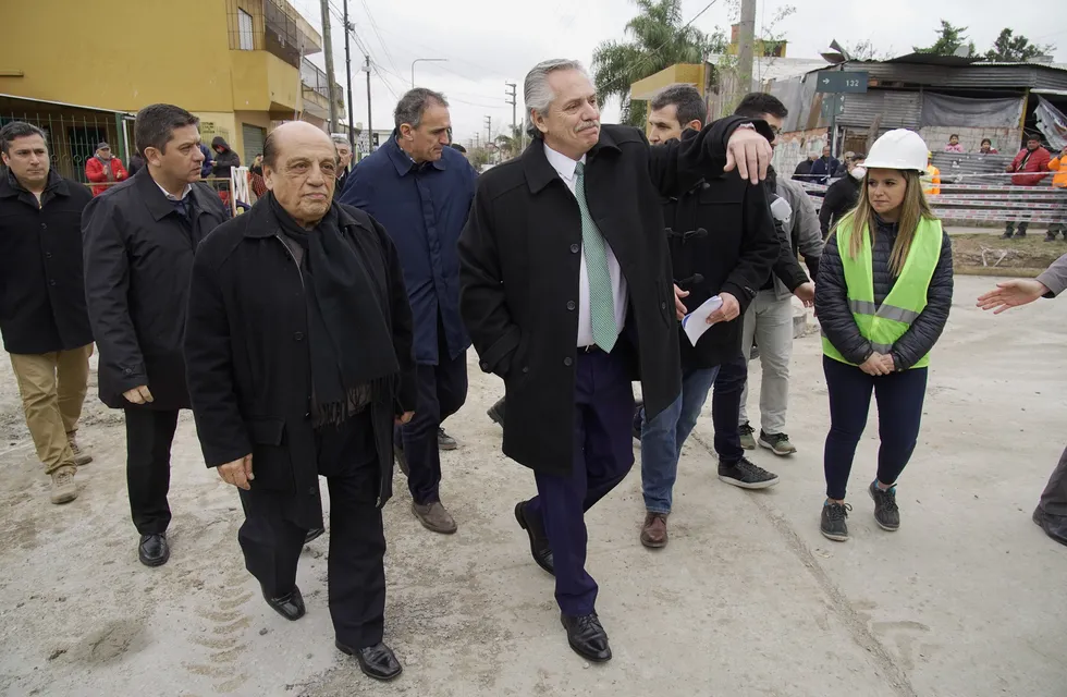 Alberto Fernández recorre obras el la Av. 7 de Berazategui junto a Gabriel Katopodis y el intendente Mussi. Foto: Clarín.