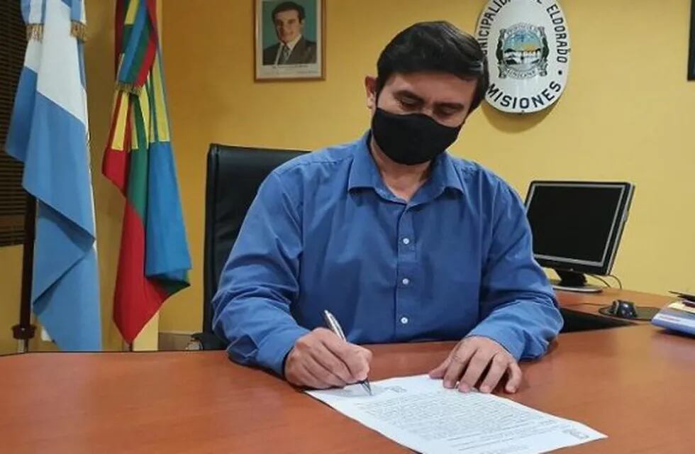 El intendente firmó el decreto de las nuevas flexibilizaciones.