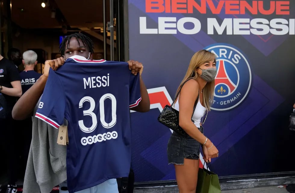 Los fanáticos del PSG se amontonaron para comprar la camiseta de Messi.