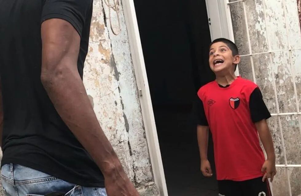 Alexander Domínguez visitó a un niño hincha de Colón. (@jbatagliotti)
