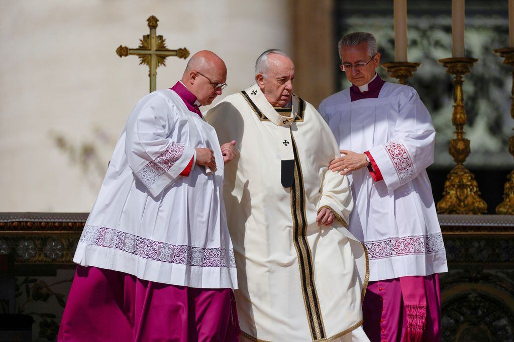 El papa Francisco, ayudado para poder caminar, durante la Misa de Pascua pasada. 