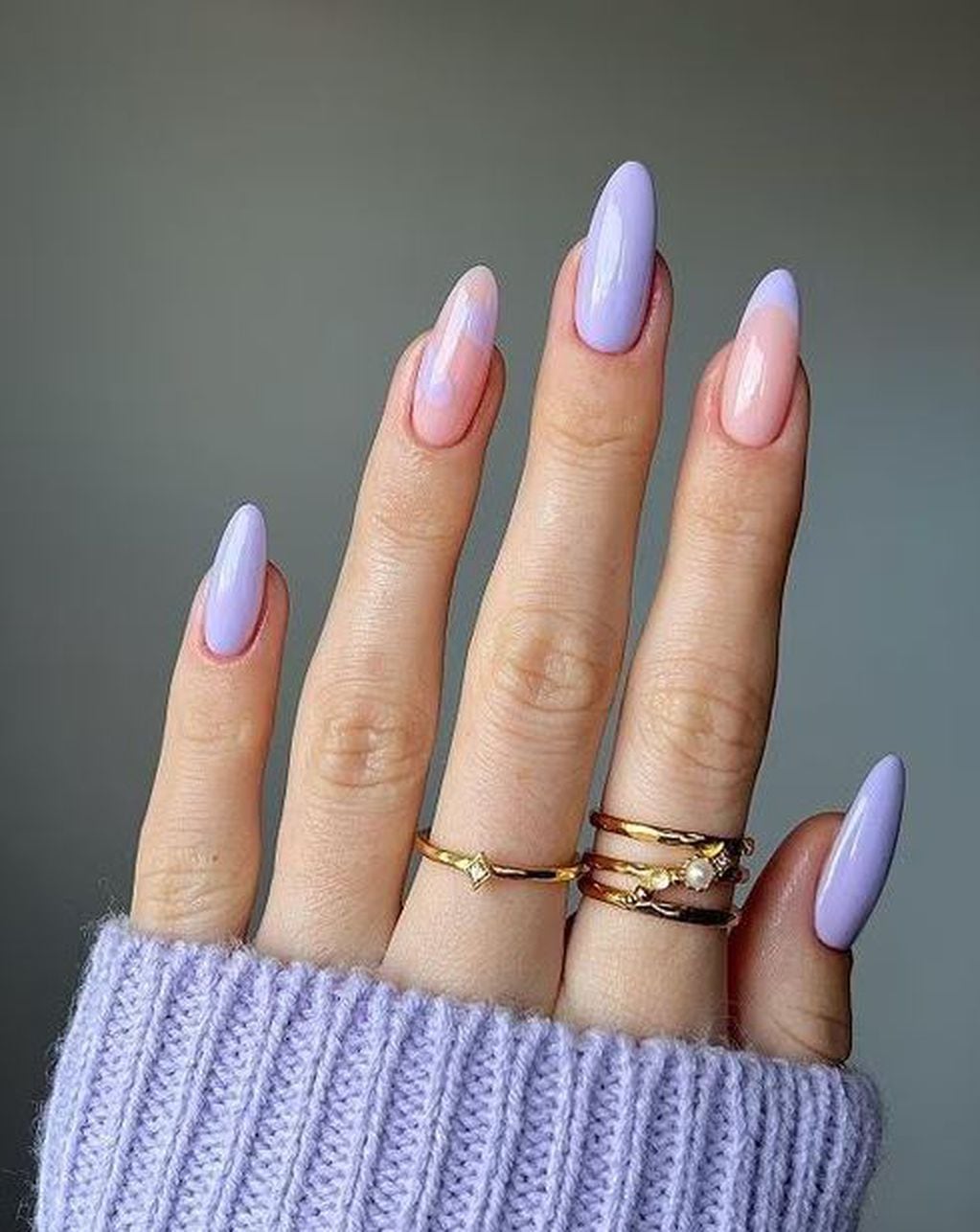 Una divertida forma de llevar las uñas con estos clásicos colores.