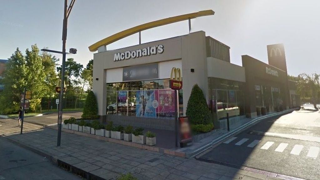 Local de MacDonald's ubicado en Oroño y Cura. (Street View)