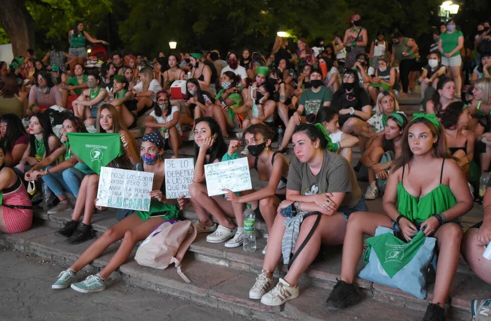 Cientos de mujeres se concentraron en Plaza Independencia para apoyar el proyecto para el aborto legal.