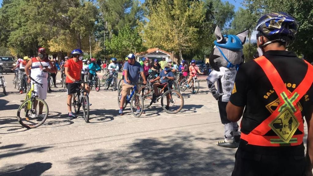 Más de 80 ciclistas participaron de una pedaleada desde la plaza principal de Animaná por ruta 40 hacia San Carlos.