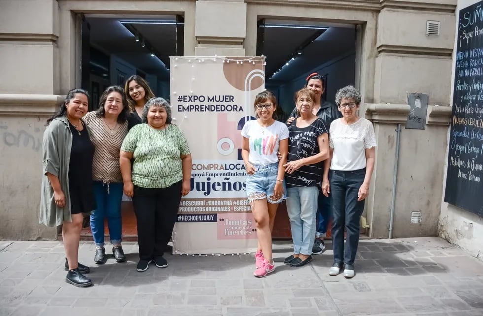 Integrantes de la "Expo Mujer Emprendedora". Una vez al mes exhiben y comercializan sus producciones artesanales en la sala de exposiciones de la Biblioteca Popular, en Belgrano 652, San Salvador de Jujuy.