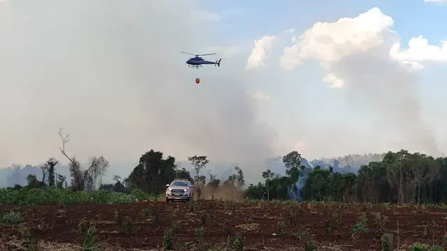 Continúan los incendios en Andresito y sumaron un helicóptero para combatirlos