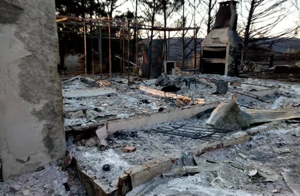 Cabaña devasta por el fuego este martes en Villa Giardino. (Foto: Facebook / Fabián Manzoni).