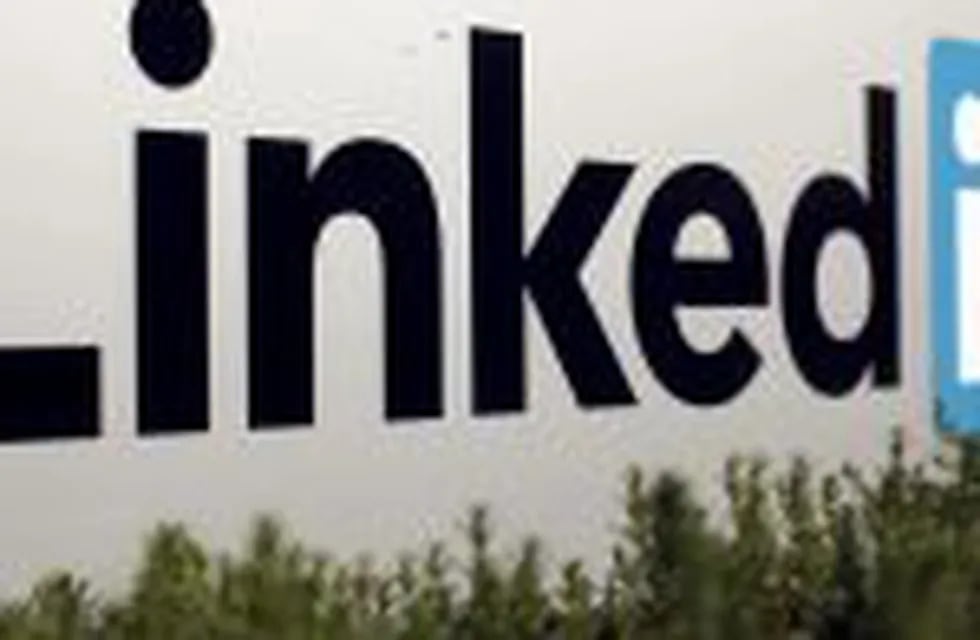 The logo for LinkedIn Corporation is shown in Mountain View, California, U.S. February 6, 2013.   REUTERS/Robert Galbraith/File Photo eeuu california  cede empresa LinkedIn empresas informaticas