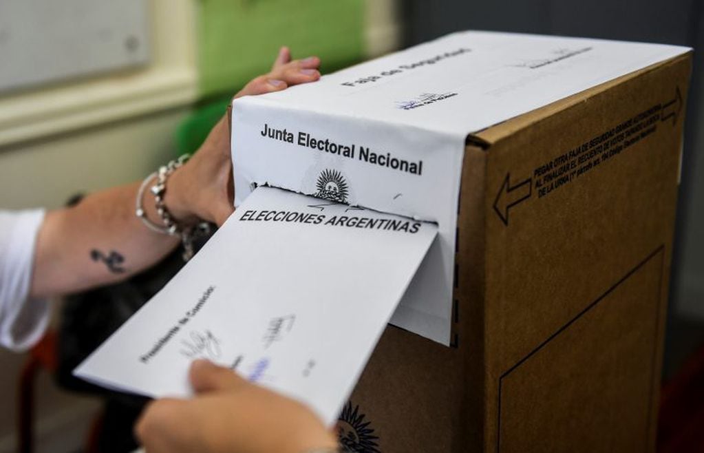 Una mujer emite su voto en las elecciones generales del 27 de octubre. Crédito: Fernando Gens/dpa.