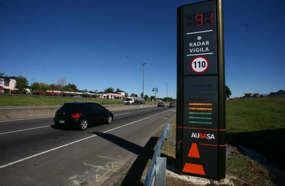 Instalarán detectores gigantes de velocidad en las calles de La Plata