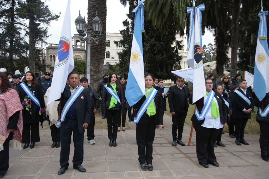 Entidades civiles, institutos de formación y agrupaciones gauchas acompañaron los actos oficiales en la plaza Belgrano.