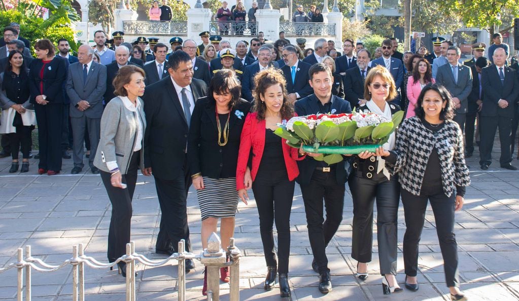 La Convención Constituyente de Jujuy rindió homenaje al 25 de Mayo con una una ofrenda floral al pie del monumento al general Manuel Belgrano.