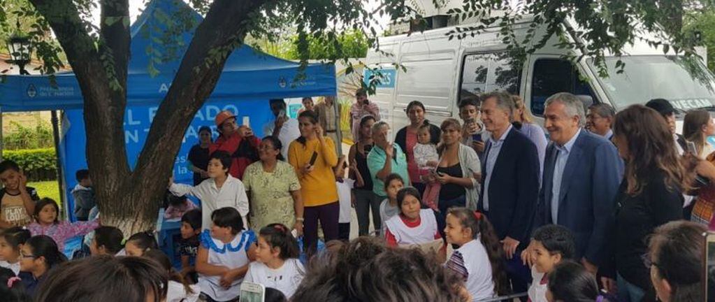 El presidente Macri y el gobernador Morales en contacto con la comunidad en el operativo "El Estado en tu Barrio", en San Pedro.