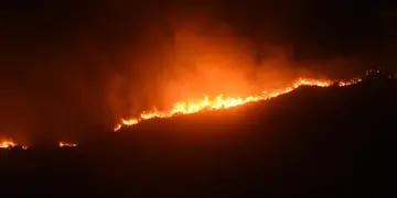 Incendios en Córdoba. El fuego baja detrás del hotel Alto San Pedro, en Villa Giardino. (La Voz)