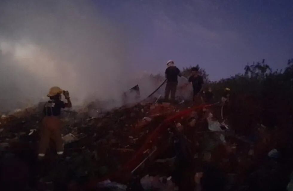 Puerto Iguazú: Bomberos trabajaron en incendio en el basural.