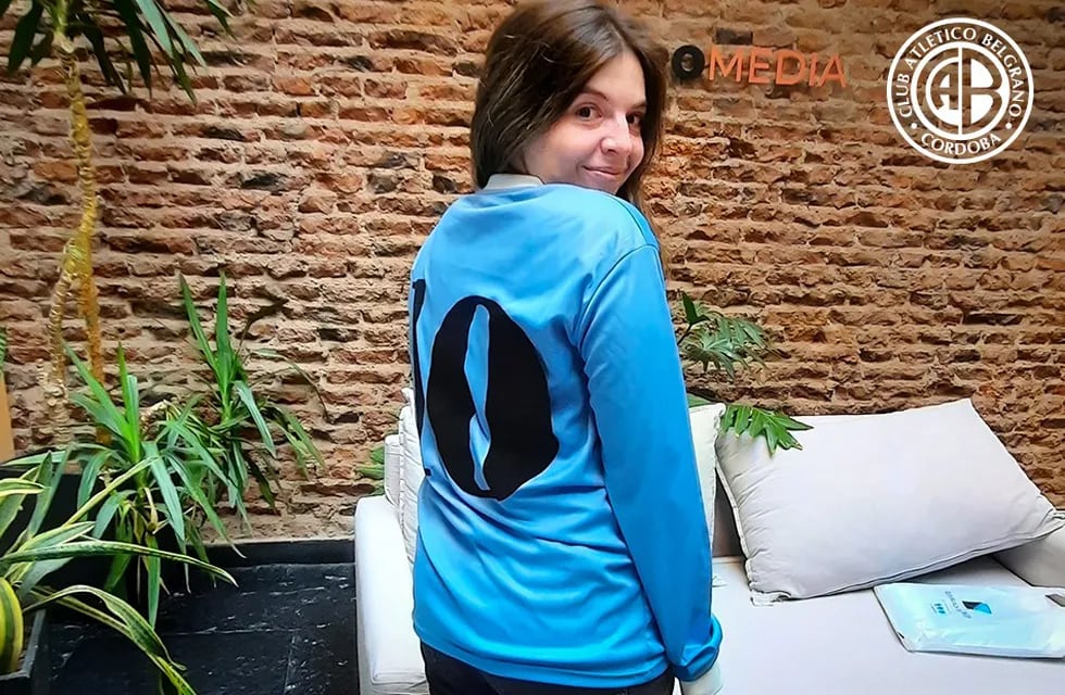 El simbólico 10 estampado en la camiseta de Belgrano. Homenaje en manos de Dalma Maradona (Prensa Belgrano).