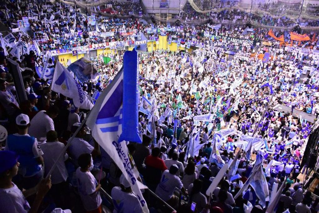 El estadio cincuentenario estuvo repleto de militantes