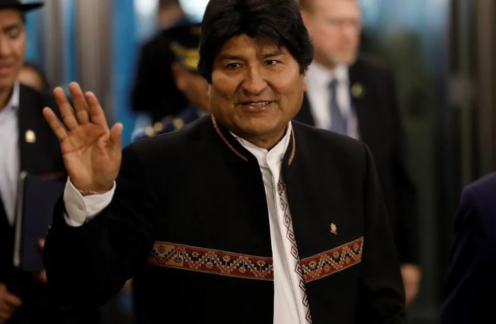 New York (United States), 24/09/2019.- President of Bolivia, Evo Morales gestures as he arrives to the 74th session of the General Assembly of the United Nations at United Nations Headquarters in New York, New York, USA, 24 September 2019. The annual meeting of world leaders at the United Nations runs until 30 September 2019. (Estados Unidos, Nueva York) EFE/EPA/PETER FOLEY