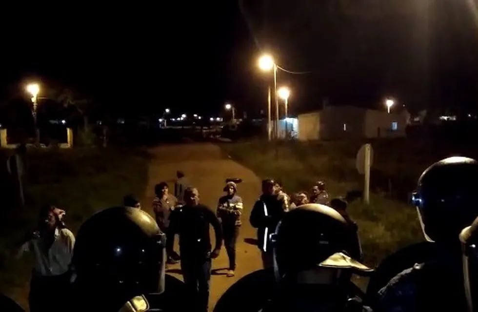 Grupo de policías formándose para dispersar a los manifestantes del camino (Web)
