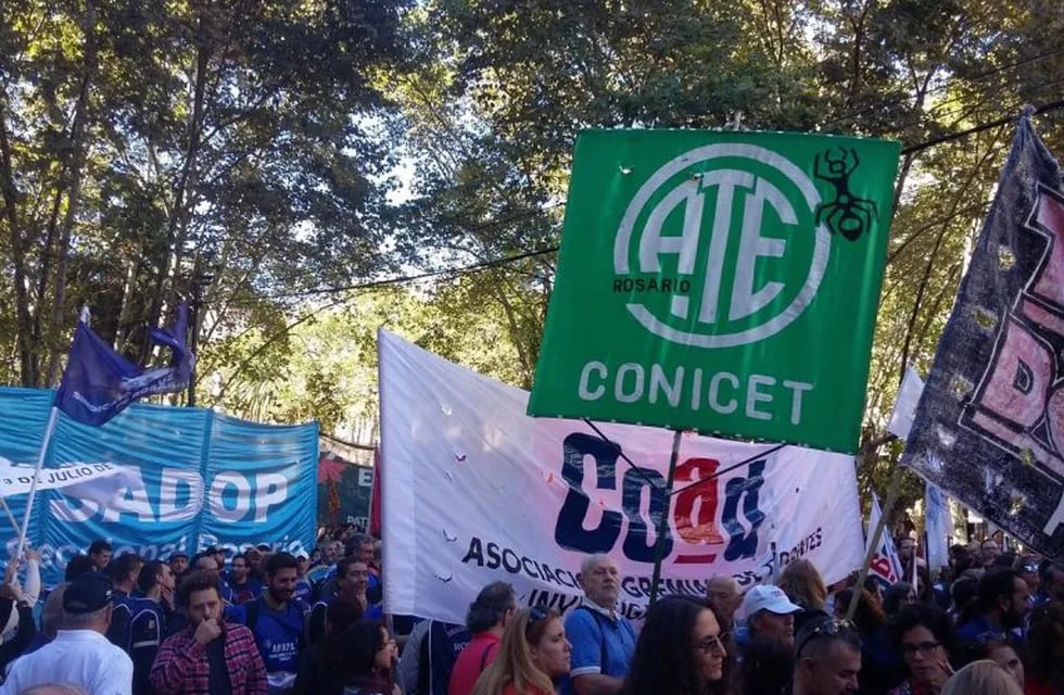 Marcha de gremios de la educación en Rosario.